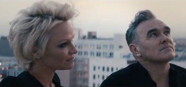 pamela anderson | morrissey | earth is the loniest planet | musica morrissey | the smiths | morrissey e pamela anderson | pamela anderson cabelos | Musica | blog de musica | como baixar musicas | download de musica | musica gratis | videoclipes | letra de musicas | clipe